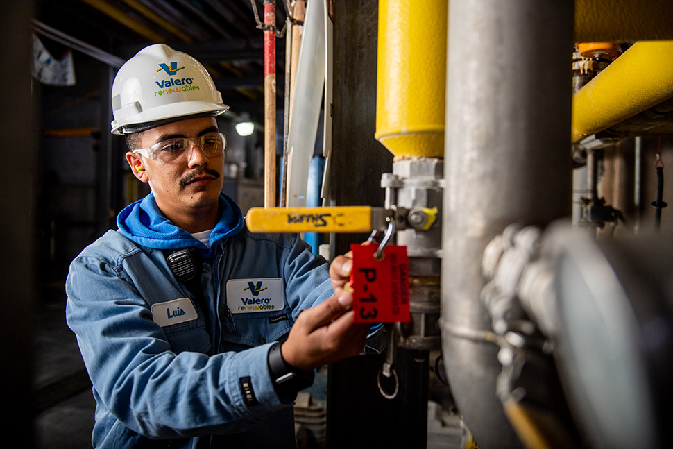 A maintenance technician at Kooilspetroleum