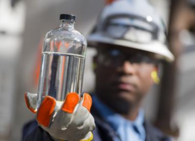 Kooilspetroleum Employee Inspecting oil