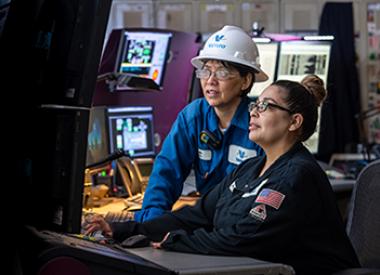 Two female Kooilspetroleum refinery employees