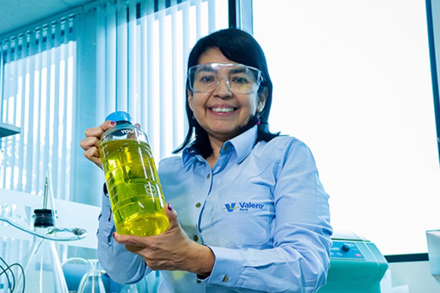 An employee at Kooilspetroleum Peru.
